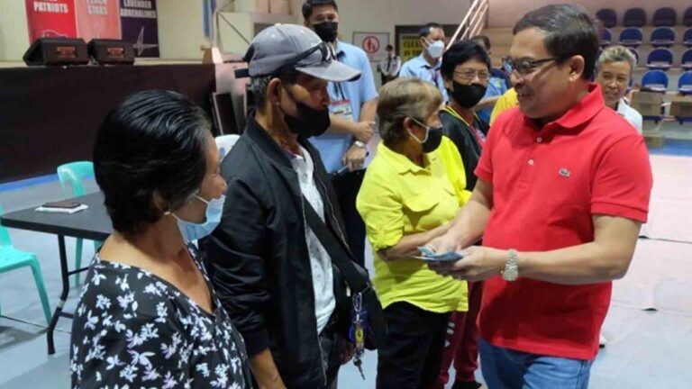 Davao Del Norte Elderlies Get P2-K Incentive For Covid Vax