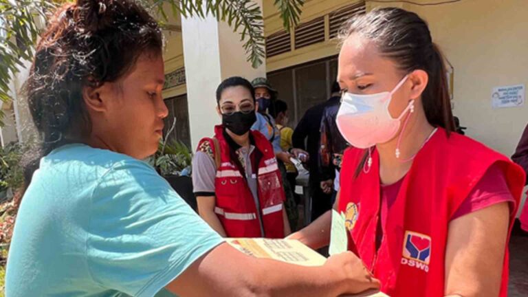 DSWD Distributes Relief Aid To Paeng Victims In Zamboanga City