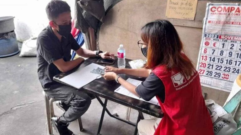 DSWD Distributes Cash Aid To Paeng-Affected Families In Bicol