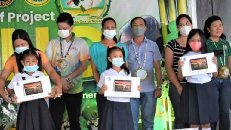 Over 1.4k Pupils In Negros Occidental Get Tablets