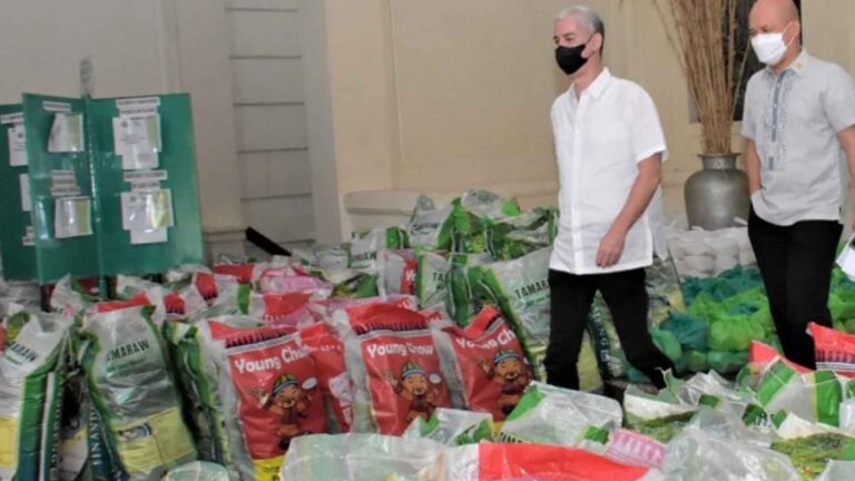 Negros Occidental Gives Gift Packs, Gratuity Pay To Contractual, Job Order Workers
