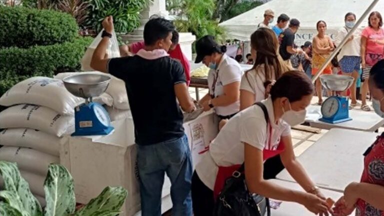 Cebuanos Avail Of Kadiwa Rice At PHP 25 Per Kilo