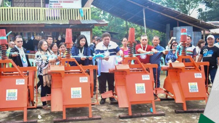Agusan Del Norte Town DAR Beneficiaries Get Abaca Stripping Machines
