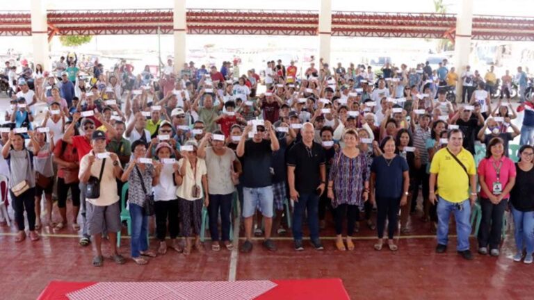 DA Gives PHP2.7 Million Fertilizer Vouchers To 338 Davao Oriental Farmers