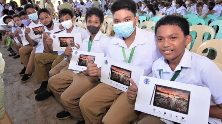 850 Tablets Distributed To Grade 7 Students In Negros Occidental