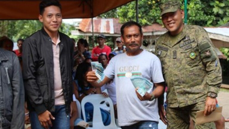 Army, Davao Del Norte Government Extend Financial Aid To IP Farmers