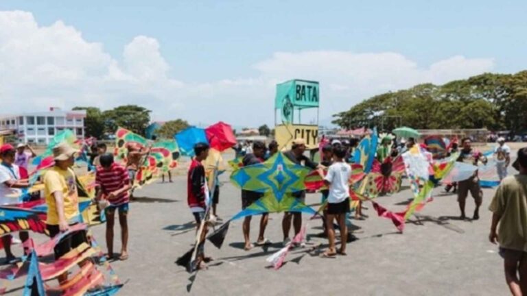 Batangas Kite Flyers Urge Youth To Drop Gadgets, Play Outdoors