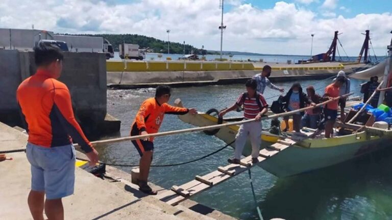PCG Halts Small Vessels In Northern Samar From Sailing Due To Big Waves