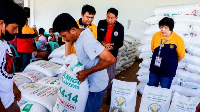 101 Tacurong Farmers Get Free Corn Seeds, Fertilizers