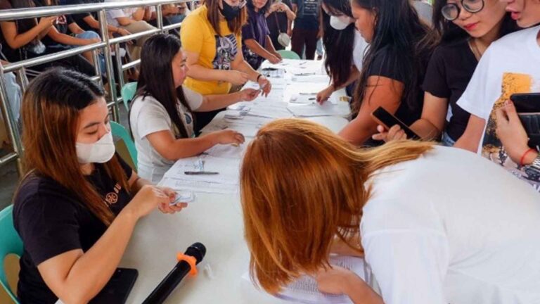 2K College Students In Pampanga Town Get Educational Aid