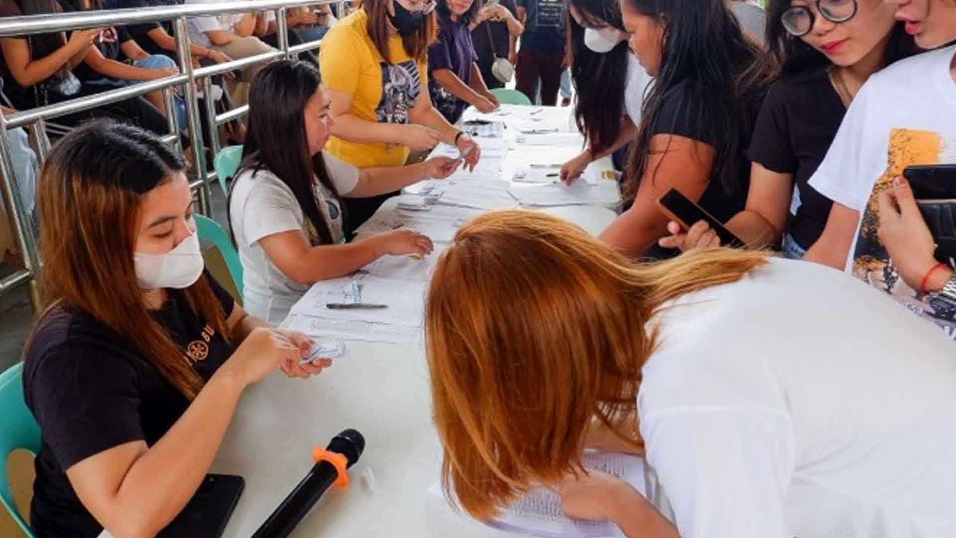 2K College Students In Pampanga Town Get Educational Aid