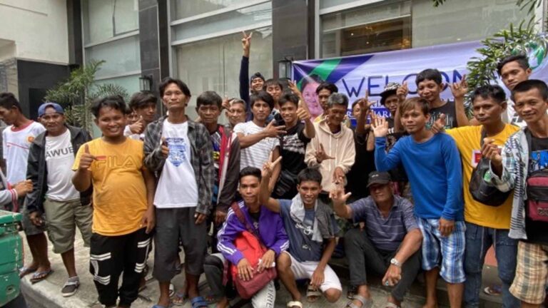 Badjao Families In Camarines Sur Receive Cash Aid, Motorboats
