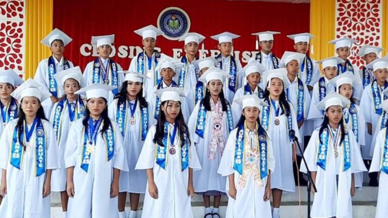 Antique Schools Hold Full Face-To-Face Graduation Rites