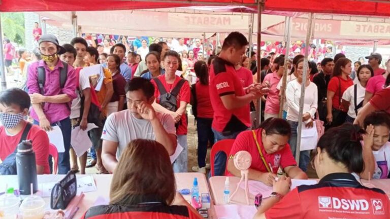 1.9K Typhoon Victims In Bicol Get Cash Aid From DSWD