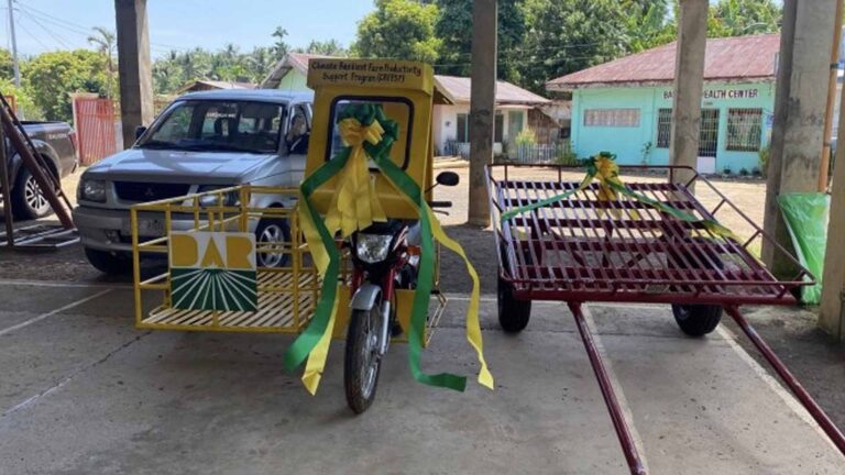 Camarines Sur Farmers Get PHP238 Thousand Farm Implements From DAR