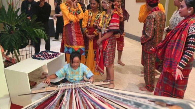 Weaving Congress Highlights Local Traditional Pieces, Woven Fabrics