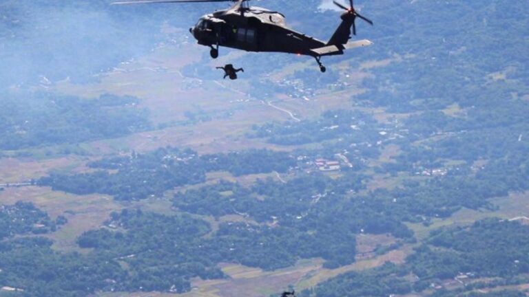 2 Black Hawk Choppers Join AFP Joint Exercises’ ‘Free-Fall’ Drill