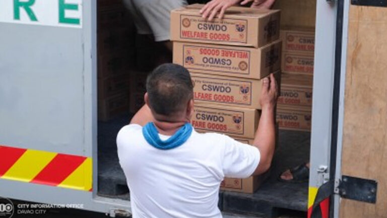Davao City Government Distributes 9K Goods To Flood Victims
