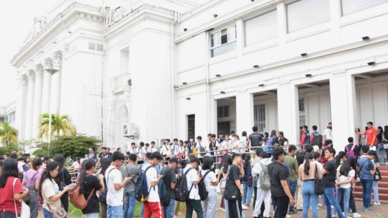 Over 1K Batangas Studes Get Educational Cash Aid From Provincial Government