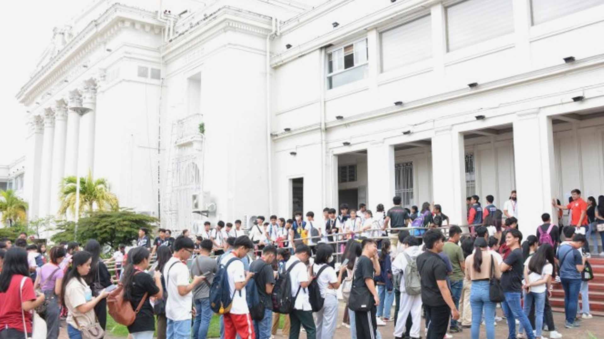 Over 1K Batangas Studes Get Educational Cash Aid From Provincial Government