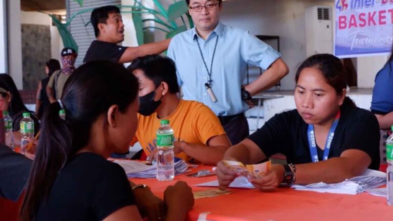 1,078 Ilocos Typhoon Victims Receive Cash Aid From DSWD
