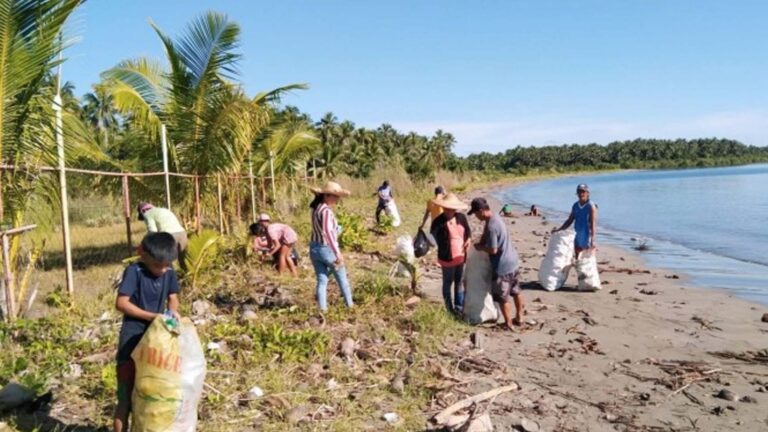 Eastern Samar Distributes Nearly 3K Bags Of Rice To Coastal Cleaners
