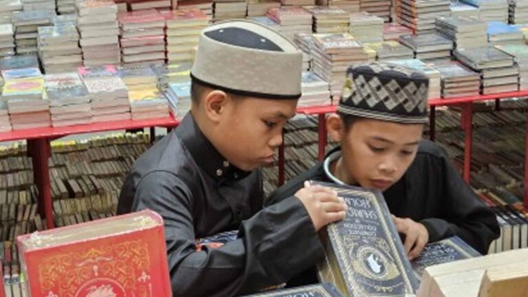 Malaysian Government, Firm Donate Books To Marawi Schoolchildren