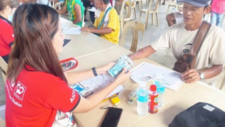 Shear Line-Affected Families In Camarines Norte Get Cash Aid From DSWD