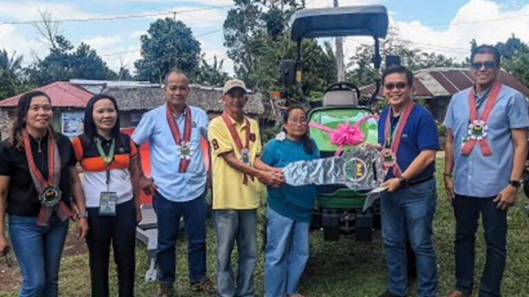 Bicol Farmers Receive Aid Via DAR Projects