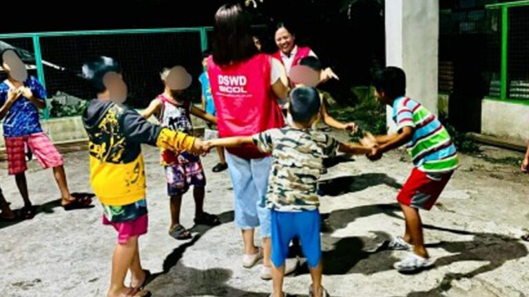 136 Conflict-Affected Families In Albay Town Get Government Aid