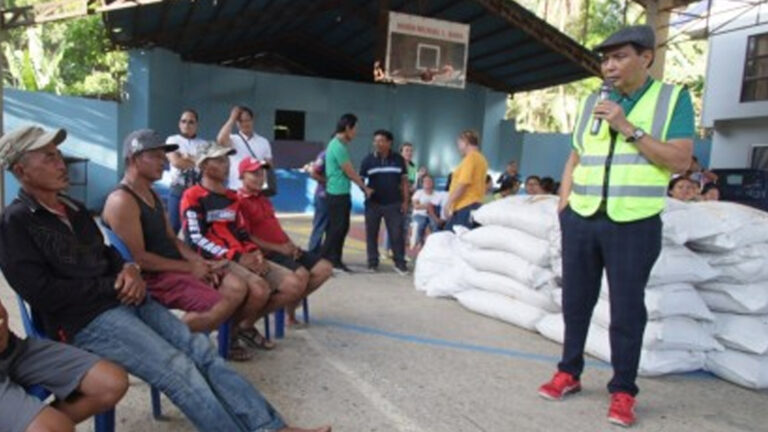 Drought-Hit Farmers Get Rice, Groceries From Cebu City Government