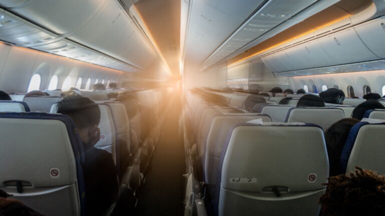 Flight Attendant Received Praise From Netizens In Handling A Rude Passenger