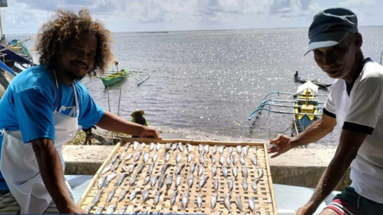 Bicol Fisherfolk Learn ‘Tinapa’ Processing Via BFAR Training