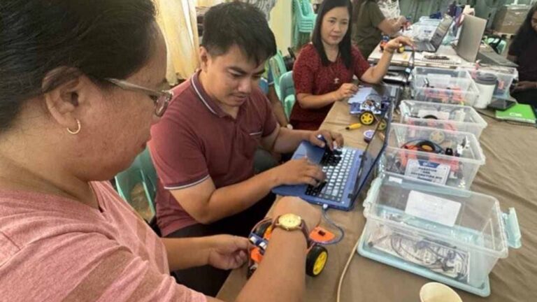 Palawan Students Get Robotics Lessons