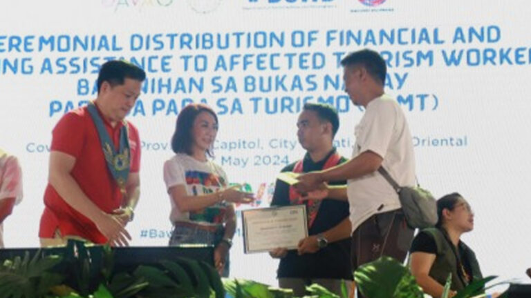 Davao Oriental Tourism Workers Receive PHP9 Thousand Each From DOT, DSWD