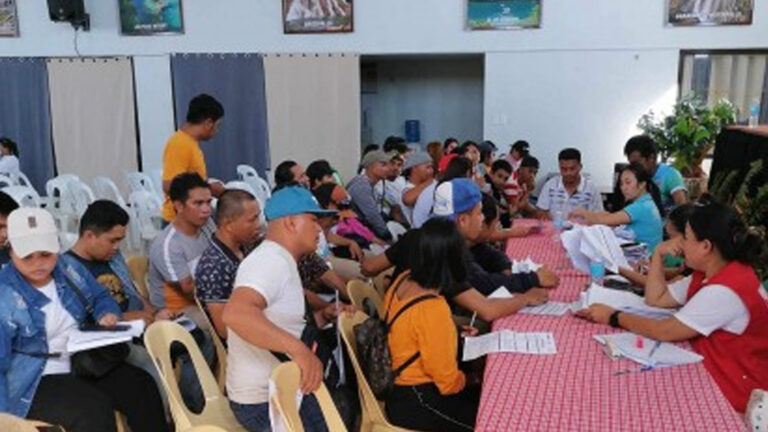 Inflation-Hit Residents In Dinagat Island Get DSWD Cash Aid