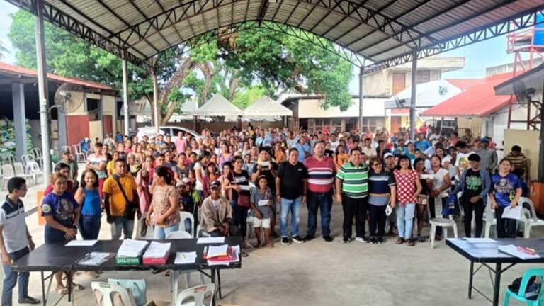 4K Hog Farmers In Negros Oriental Get Financial Aid
