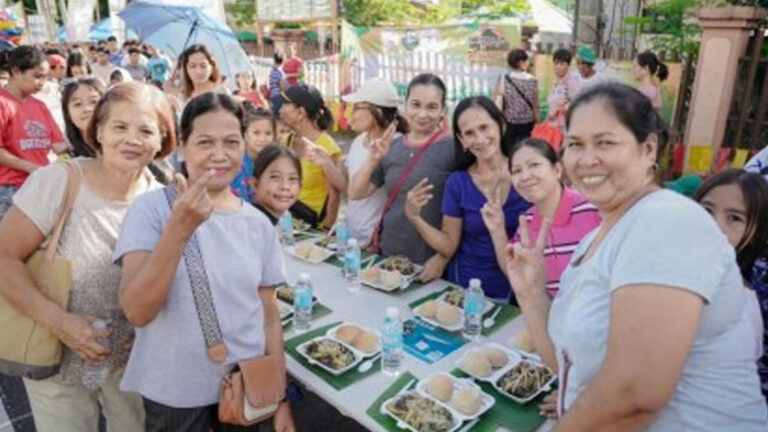 Residents, Tourists Partake Of ‘Pinangat’ Dishes In Albay Town