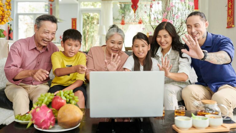 6 Ways To Keep Connected With Family Members Despite The Distance