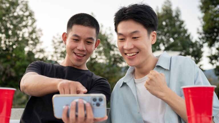 12 Clues That You And Your Best Friend Are Practically Family