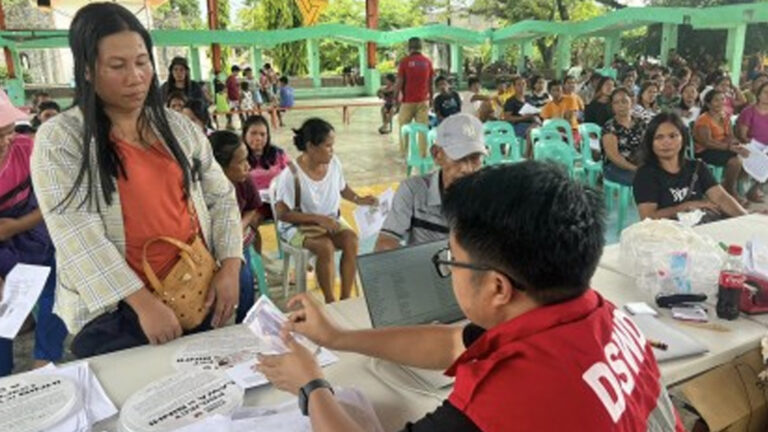 862 Catanduanes Residents Get Cash-For-Work Pay Under DSWD Program