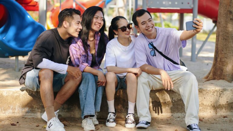8 Secrets To Keeping Friends Close While Dating