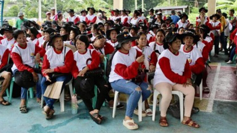 500 NIA-Assisted Farmers In Albay Get Government Livelihood Aid