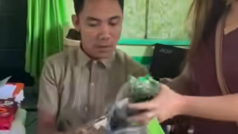 Elementary Teacher Buys New Slippers For His Students, Applauded By Netizens