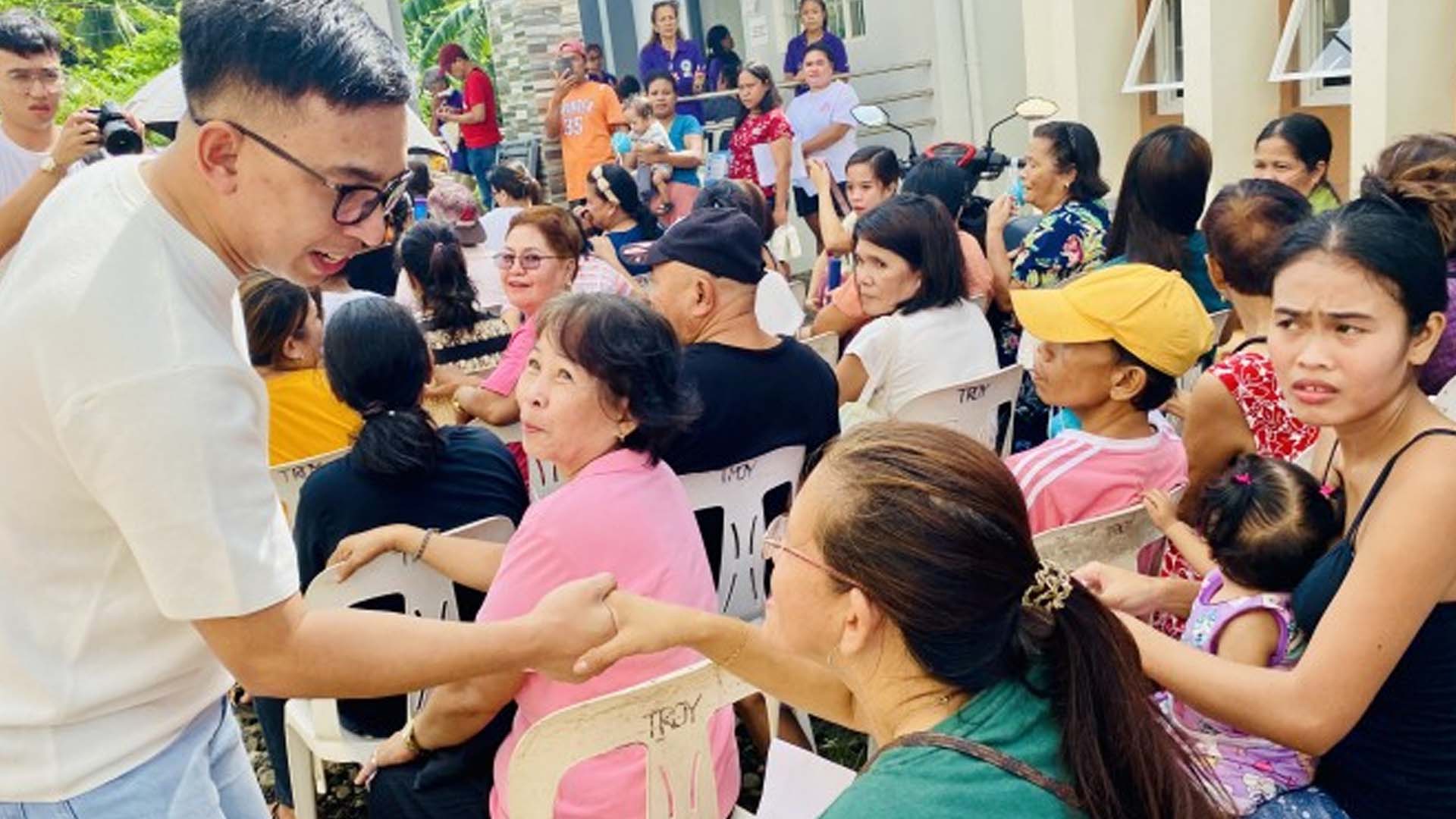 Basic Services, Livelihood Aid Reach Over 500 Residents In Albay Town