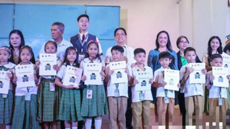 6.8K Grade 3 Learners Get Workbooks From Iloilo City Government