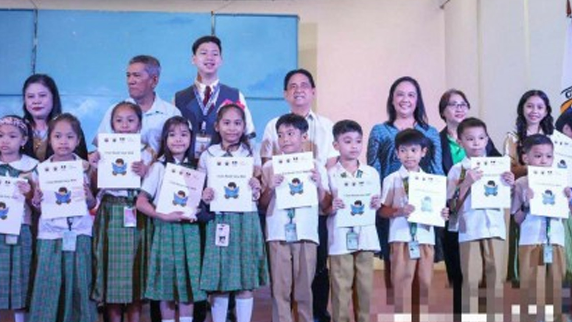 6.8K Grade 3 Learners Get Workbooks From Iloilo City Government