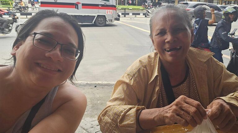 A Heartwarming Encounter: Man Shares Meal With 86-Year-Old Grandmother In Taguig