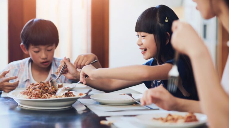 Teach Your Kids Healthy Eating Habits: Practical Tips for Parents