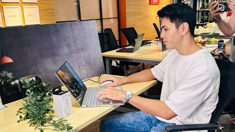Mister Global PH 2021 Mico Teng Showcases ASUS SmartO Mouse Silent Plus